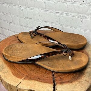 Vionic Bella Tortiseshell Print Thong Sandals